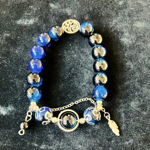 Blue and silver glass bead bracelet with a touch of goth charm 
8cm/3.14in